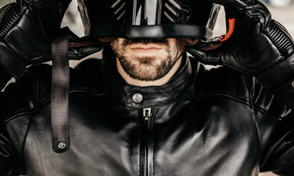 un motard retirant son casque