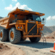 Camion de chantier dans une carrière avec accessoires