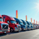 Flotte de camions d'occasion sur un lot avec drapeaux colorés