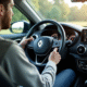 Personne dans une Renault entrant un code radio