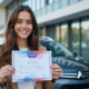Jeune femme souriante avec certificat d'assurance voiture