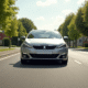 Peugeot 308 SW argentée sur route ensoleillée