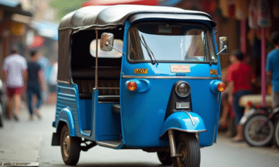 Tuk tuk bleu vif dans un marché urbain en plein jour